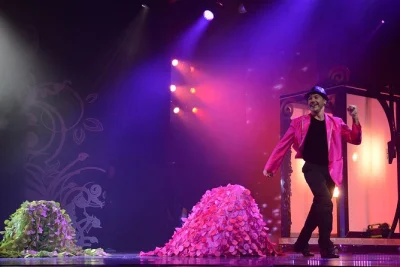 Viva o charles bach wonders magic show em myrtle beach com ilusões incríveis, dançarinos ao vivo e encontro com o artista—ingressos disponíveis na chegada.