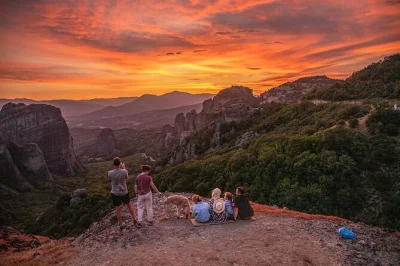 Sinta a paz dos mosteiros de meteora ao pôr do sol, faça trilhas ou passeio de van pela manhã e relaxe em um hotel selecionado—com transfers e café da manhã incluídos.