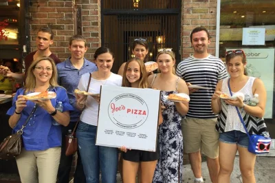 Explorez le west village à new york en dégustant pizza, bagels, cannoli et bien plus. déjeuner inclus, six étapes gourmandes et anecdotes d’un guide local. accessible en fauteuil roulant.