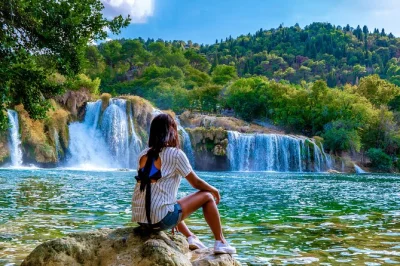 Visita le cascate di krka, naviga in barca e assaggia vini locali in una gita da split con biglietti e trasferimenti inclusi. prenota subito il tuo posto.
