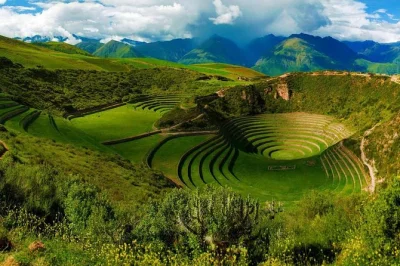 Explora las antiguas terrazas de moray y las piscinas de sal de maras en una excursión guiada desde cusco. incluye recogida en hotel, transporte y guía local experto.