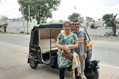 Explorez udaipur en tuk tuk—visitez le lac fateh sagar, saheliyon ki bari, les cénotaphes d’ahar et le marché aux épices. guide local, trajet privé, eau en bouteille.