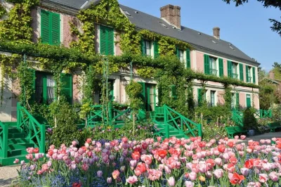 Entdecke monets traumhafte gärten in giverny und das prächtige schloss versailles bei einem kleinen tagesausflug ab paris – inklusive mittagessen am fluss und geführtem eintritt.