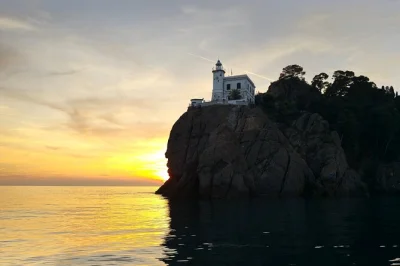 Relaxe em um cruzeiro ao pôr do sol no golfo de tigullio. nade, deguste vinho italiano e visite portofino e san fruttuoso. reserve seu passeio privado de barco ao entardecer.