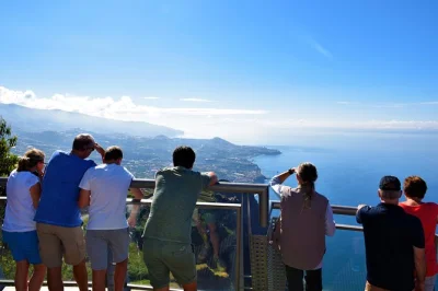 Erlebe câmara de lobos’ fischerboote, erkunde die vulkanpools von porto moniz und genieße den skywalk am cabo girão. inklusive abholung und aller gebühren für einen entspannten tag.