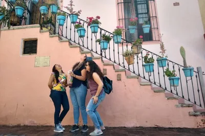 Scopri guanajuato con un tour a piedi guidato: vicoli sotterranei, leggende locali, visita alla casa di diego rivera e un drink tradizionale per chiudere in bellezza.