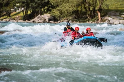 Sinta a adrenalina no rafting mais longo do rio noce em val di sole, com guias experientes, todo o equipamento e um parque à beira do lago para relaxar. transporte privado incluso.