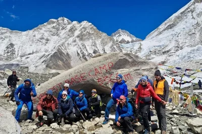 Everest base camp con trekking guidato e ritorno in elicottero. include soggiorni a kathmandu, permessi e cena di addio nepalese. prenota ora!