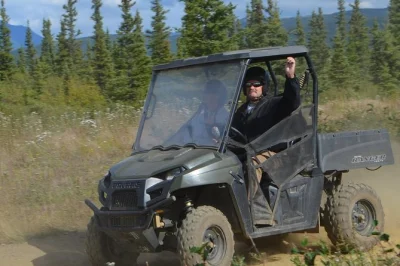 Descubre el lado salvaje de denali cerca del lago otto con un paseo en atv guiado, recogida en hotel y una comida al estilo de alaska. grupos pequeños y paisajes impresionantes.