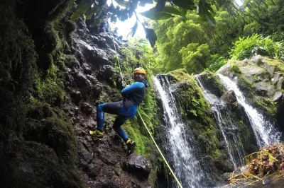 Vive la emoción del canyoning en los ríos salvajes de ribeira grande, con todo el equipo incluido y guías expertos. traje de neopreno, casco, botas y actividad disponible todo el año.