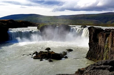Scopri la potenza della cascata goðafoss, esplora le case di torba di laufás e immergiti nella magia della casa di natale di akureyri, tutto in mezza giornata con guida e ingressi inclusi.