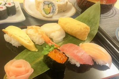 Descubra tóquio em uma aula prática de sushi. aprenda a fazer nigiri, rolls e inari com instrutores locais e depois aproveite seu próprio almoço. receitas e ingredientes incluídos.