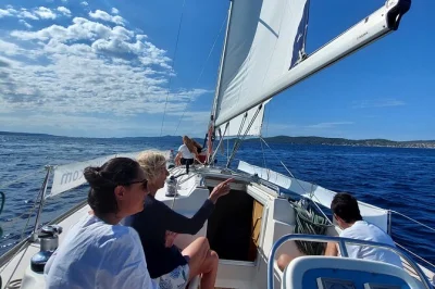 Disfruta de una excursión de medio día en velero desde zadar. nada, haz snorkel y relájate en bahías escondidas del adriático con un patrón local. reserva tu aventura en velero ahora.