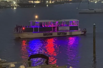 Découvrez destin au coucher du soleil, observez les dauphins de près, laissez les enfants prendre la barre sous l’œil attentif du capitaine daniel. Équipement de sécurité et toilettes à bord 