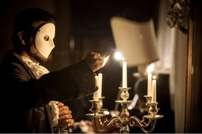 Descubra a ópera musica a palazzo no palazzo barbarigo-minotto em veneza, com apresentação intimista que se move pelos salões. inclui prosecco e guia local.