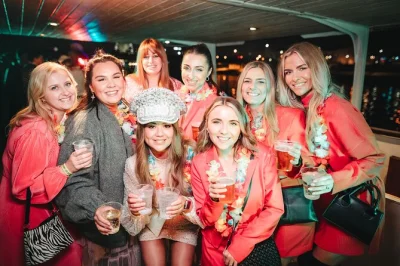 Vivi una serata a krakow con festa in barca sulla wisla, open bar illimitato, dj dal vivo e accesso vip ai migliori club del centro storico. include drink di benvenuto.