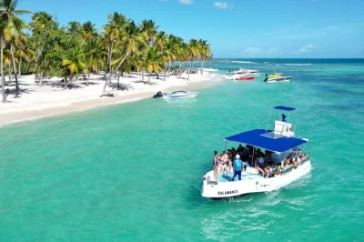 Descubra o lado tranquilo da ilha saona em um tour em grupo pequeno saindo de bayahibe. visite a vila mano juan, veja tartarugas, faça snorkel em canto de la playa e almoce na praia.