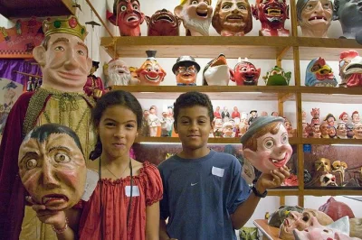 Descubra o bairro gótico de barcelona com um passeio guiado cheio de histórias, brincadeiras e paradas para doces — ideal para famílias com crianças. inclui livro de atividades.