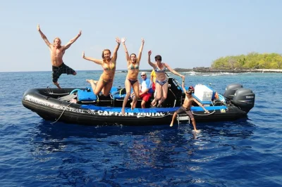 Découvrez la côte de kona en zodiac, plongez dans les récifs de kealakekua bay, dégustez des fruits frais et explorez des grottes marines avec guides locaux et tout l’équipement inclus. réserv