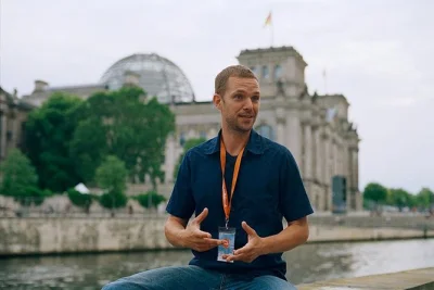 Descubre berlín desde checkpoint charlie hasta la isla de los museos con un guía en italiano. recorre los principales puntos históricos y vive las historias que marcaron la ciudad.
