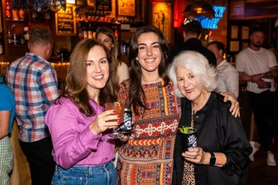 Explora los laneways de perth con un guía local, bares con encanto, descuentos exclusivos en bebidas y arte callejero vibrante. tour a pie en grupo pequeño con 3 paradas únicas.