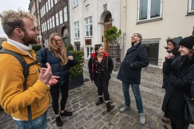 Scopri copenaghen con un tour privato a piedi tra storie irriverenti, angoli nascosti e i luoghi più iconici. guida esclusiva per gruppi da 1 a 15 persone.