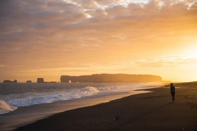 Sinta a névoa da seljalandsfoss, pise no glaciar sólheimajökull e veja as ondas selvagens da praia de areia preta reynisfjara. inclui traslado e guia bilíngue.