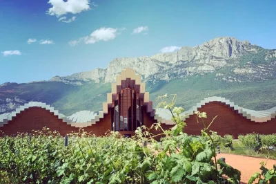 Erlebe rioja mit geführten weinproben bei marqués de riscal und ysios, schlendere durch ein mittelalterliches dorf und genieße ein tapas-mittagessen – abholung ab bilbao inklusive.