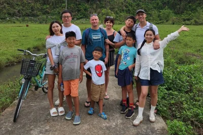 Escapa de hanoi a la bahía lan ha para hacer kayak, recorrer en bici la isla de cat ba y pasar una noche en un crucero en grupo pequeño—incluye recogida, comidas y guía local.