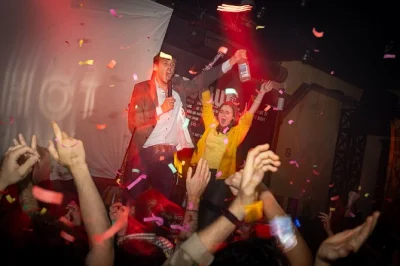 Vivi la notte di tulum con karaoke, rooftop, giochi di gruppo e shot gratis. un pubcrawl sociale con locali e viaggiatori, incluso drink pre-serata.