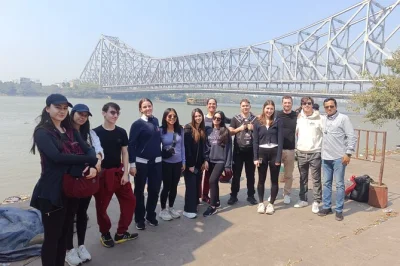 Descubre kolkata en un tour privado de día completo: mercados, artesanía y café en college street. incluye recogida en hotel, guía y paradas flexibles.