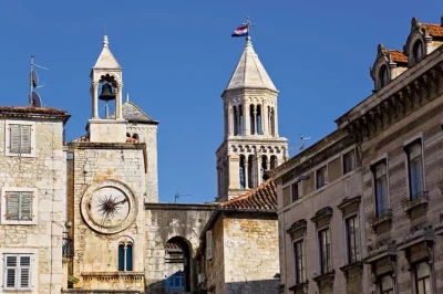 Descubre split y trogir en un paseo por la costa, calles románicas y el palacio de diocleciano, con recogida fácil en el puerto incluida.