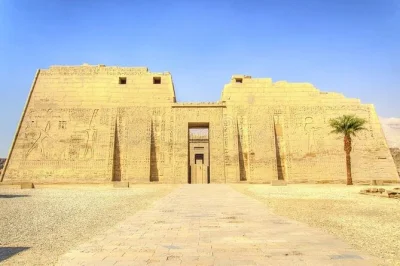 Explore a margem oeste de luxor com um guia egiptólogo particular. visite medinet habu, vale dos nobres, deir el-medina e os colossos de mêmnon. almoço incluído.