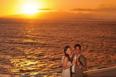 Genieße den sonnenuntergang über waikiki bei einer dinner-kreuzfahrt in honolulu mit live-jazz, frischem maine-hummer & zartem rinderfilet, privatem tisch und premium-drinks. abholung am aloha tower