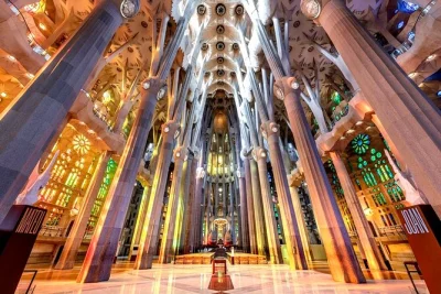 Explore a sagrada familia em barcelona com acesso sem fila, pickup no hotel e tour guiado em grupo pequeno—descubra de perto a obra de gaudí e histórias locais.