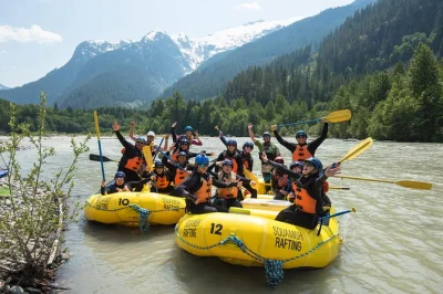 Vivez l’adrénaline du elaho river à squamish lors d’une journée complète de rafting avec encadrement local, combinaisons, collations et transfert sur place.