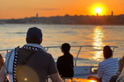 Goditi il tramonto sul bosforo a istanbul con una crociera in yacht, snack turchi, viste sulla città e torre di leandro. include transfer e guida locale.