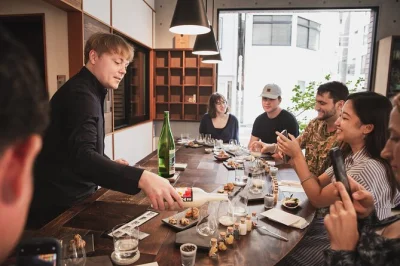 Viva a energia de tokyo numa degustação privada de sake omakase, guiada por sommeliers certificados. inclui 7 sakes exclusivos, petiscos premium e ambiente intimista.