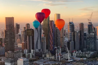 Vuela en globo sobre melbourne al amanecer, disfruta vistas increíbles de la ciudad y celebra con un desayuno buffet opcional. incluye seguro de vuelo y un imán de recuerdo.