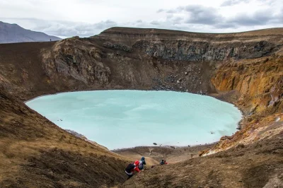 Scopri l’islanda più selvaggia con un’escursione in jeep alla caldera di askja, trekking al cratere víti, incontri con la gente del posto e un tuffo nel lago geotermico. pranzo e cena inclusi.