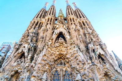 Descubra a barcelona de gaudí em um tour em grupo pequeno com entrada sem fila na sagrada familia e park güell, incluindo pickup no hotel e guia local.