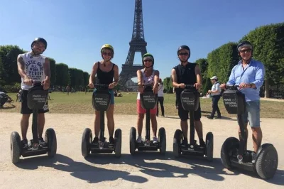 Erlebe paris hautnah auf einer segway-tour vorbei am eiffelturm, grand palais und place de la concorde – mit lokalem guide, helm und regenausrüstung inklusive.