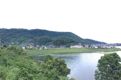 Percorri in moto la north lakeside di pokhara al tramonto. guida privata, pick-up in hotel e angoli nascosti sul lago phewa. prenota ora il tuo tour serale.