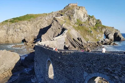 Feel the wild biscay coast on a private day trip to gaztelugatxe, mundaka & gernika. includes hotel pickup, local guide & flexible pace for your group.