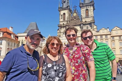 Descubre praga con un guía británico que vive aquí desde los 90, recorriendo el casco antiguo y el barrio judío en grupos de máximo 6 personas, con consejos locales de comida, historia y secretos