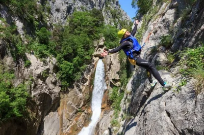Río cetina y su cañonismo extremo: saltos desde acantilados, rápel en cascada de 55m y baños en pozas naturales. incluye recogida desde split o zadvarje.