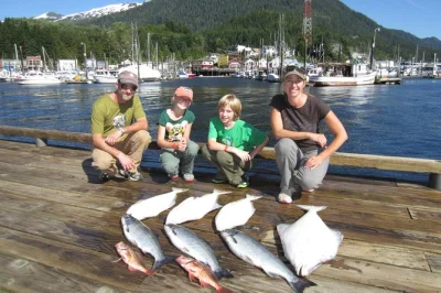 Empieza tu charter de pesca en ketchikan justo en el muelle del crucero. pesca salmón o halibut con un guía local, todo el equipo incluido. viaje privado flexible con snacks y bebidas a bordo.