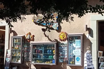 Descubra a sicília do poderoso chefão, caminhe pelos cenários de savoca, explore forza d’agrò e ouça histórias com guia local. traslado incluso para mais conforto.