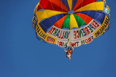 Vivi l’emozione del parasailing sulla costa di puerto vallarta, con decollo dalla spiaggia, guide locali e panorami dalla città fino alle montagne. include tutta l’attrezzatura e acqua in bottigl