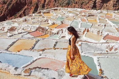 Comece em cusco, conheça tecelões andinos, explore as terras circulares de moray e as salinas de maras, e depois vá de trem até machu picchu. grupo pequeno, traslado no hotel, café da manhã e al